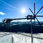 Glanz Und Gloria: Tranquil Vineyard With Scenic Views Apartment Leutschach