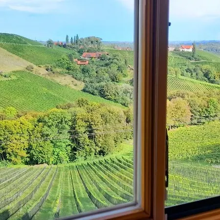 Glanz Und Gloria: Tranquil Vineyard With Scenic Views *