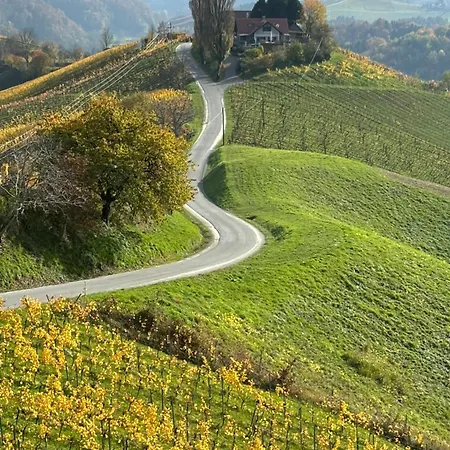 Glanz Und Gloria: Tranquil Vineyard With Scenic Views *