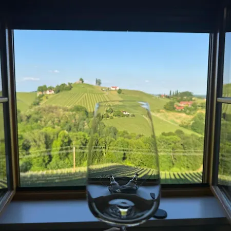 Glanz Und Gloria: Tranquil Vineyard With Scenic Views Apartment